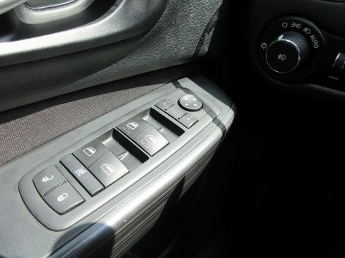 Used 2015 Jeep Cherokee Latitude w/ Cold Weather Group FWD image 22