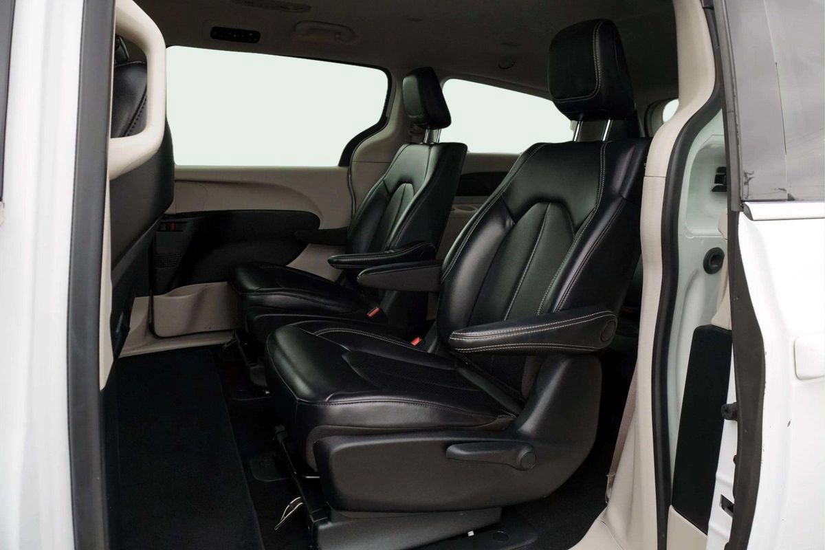 Used 2023 Chrysler Pacifica Touring-L FWD image 19