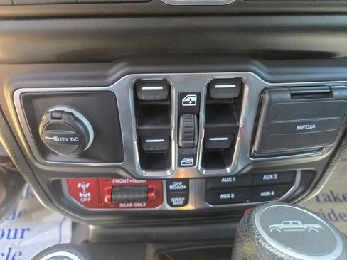 Used 2021 Jeep Gladiator Rubicon AWD/4WD image 16