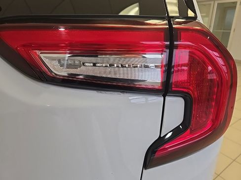 Used 2024 GMC Terrain SLT image 18