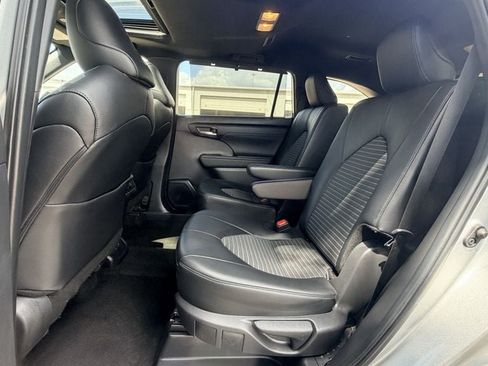 Used 2024 Toyota Highlander XSE FWD image 28