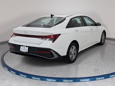 Used 2024 Hyundai Elantra SE FWD image 6