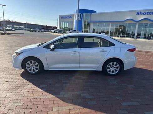 Used 2020 Toyota Corolla LE image 3