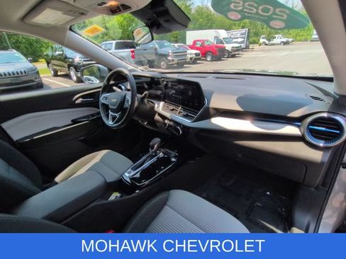 Used 2025 Chevrolet Trax LT w/ LT Convenience Package FWD image 29