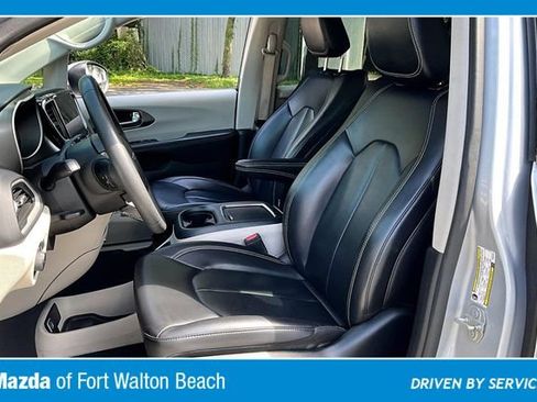 Used 2023 Chrysler Pacifica Touring-L FWD image 18