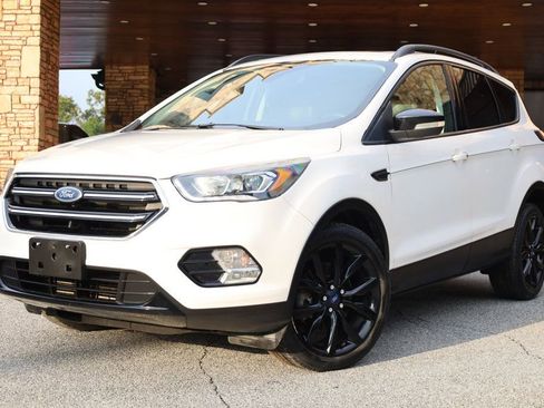 Used 2017 Ford Escape Titanium image 2
