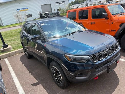 Used 2024 Jeep Compass Trailhawk w/ Trailhawk Elite Group AWD/4WD image 11