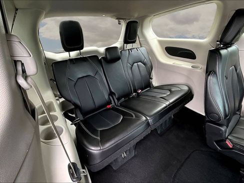 Used 2024 Chrysler Pacifica Touring-L FWD image 26