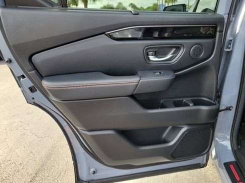 Used 2025 Honda Pilot TrailSport image 14