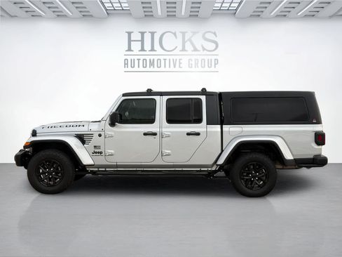 Used 2023 Jeep Gladiator Sport image 8