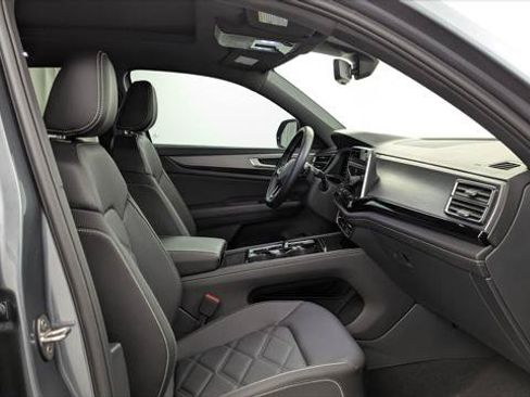 Used 2024 Volkswagen Atlas Cross Sport SE w/ Panoramic Sunroof Package FWD image 21