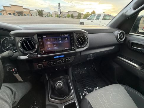 Used 2022 Toyota Tacoma TRD Off-Road AWD/4WD image 17