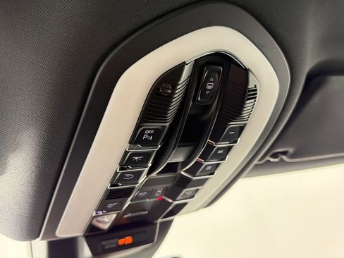 Certified 2023 Porsche Macan AWD/4WD image 23