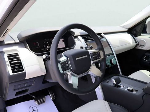 Certified 2025 Land Rover Discovery Dynamic SE AWD/4WD image 17