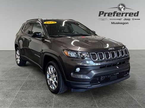 Used 2023 Jeep Compass Latitude AWD/4WD image 1