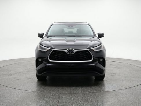 Used 2025 Toyota Highlander LE FWD image 2