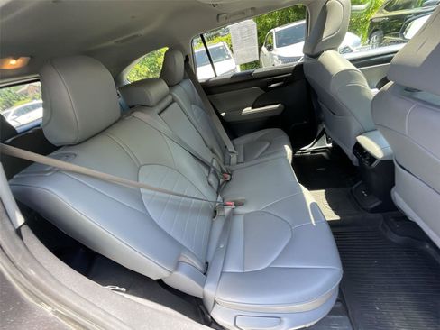 Used 2021 Toyota Highlander XLE AWD/4WD image 22