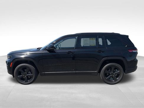 Used 2023 Jeep Grand Cherokee Altitude AWD/4WD image 5