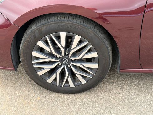 Used 2025 Nissan Altima 2.5 SV FWD image 11