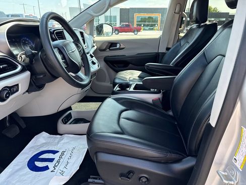 Used 2024 Chrysler Pacifica Touring-L FWD image 9