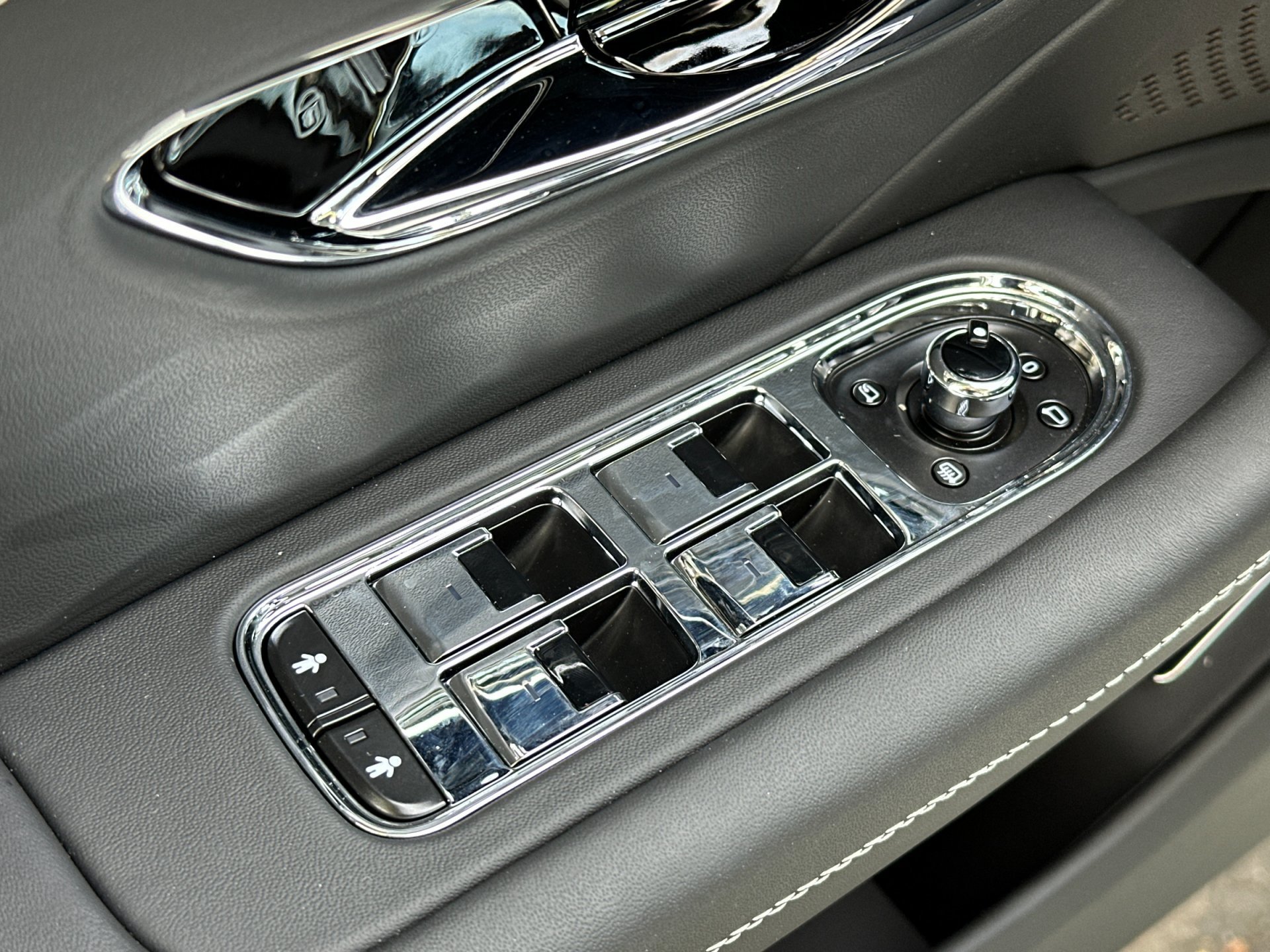 Used 2025 Bentley Flying Spur Plug-In Hybrid AWD/4WD image 15
