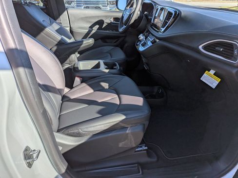 New 2026 Chrysler Pacifica Select image 31