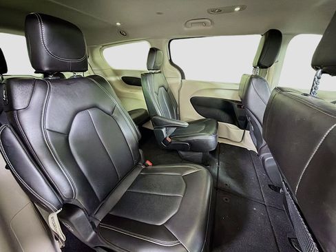 Used 2024 Chrysler Pacifica Touring-L FWD image 31