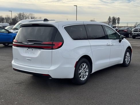 New 2026 Chrysler Pacifica Select image 3