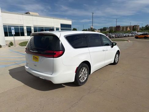 Used 2024 Chrysler Pacifica Touring-L FWD image 3