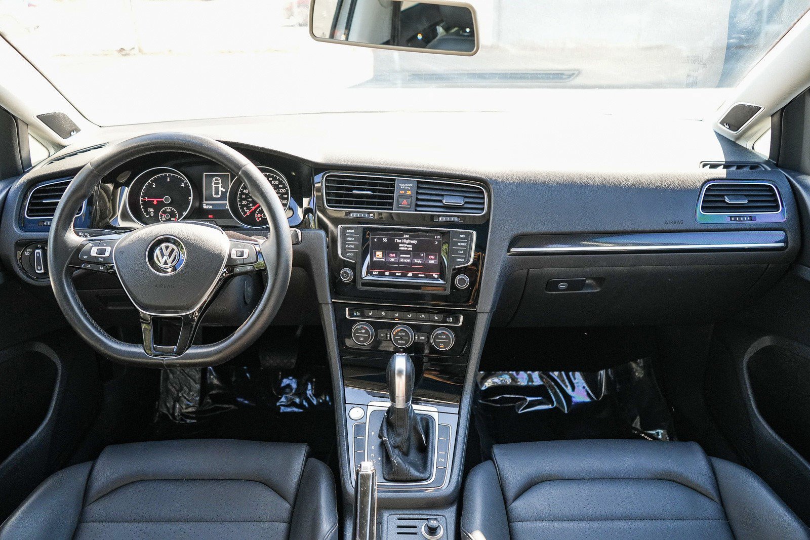 Used 2015 Volkswagen Golf TDI SEL w/ Lighting Package (SEL) FWD image 12