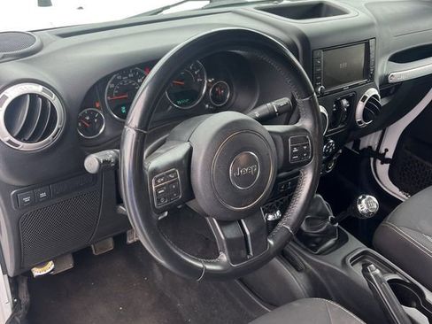 Used 2016 Jeep Wrangler Unlimited Rubicon w/ Connectivity Group image 3