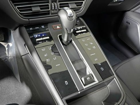 New 2026 Porsche Macan image 29