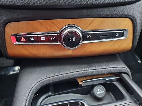 Used 2021 Volvo XC90 T5 Momentum image 31