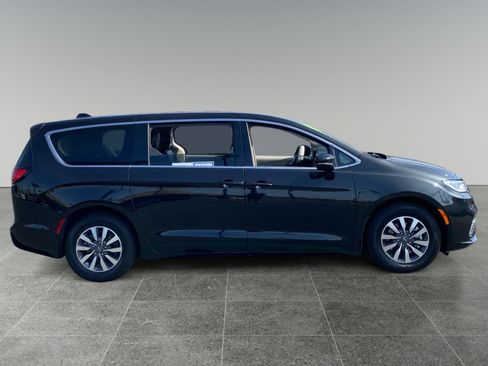 Used 2024 Chrysler Pacifica Limited FWD image 6