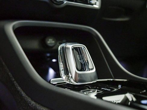 Certified 2025 Volvo XC40 B5 Ultra w/ Climate Package image 26