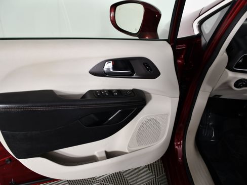 Used 2020 Chrysler Pacifica Touring-L FWD image 36