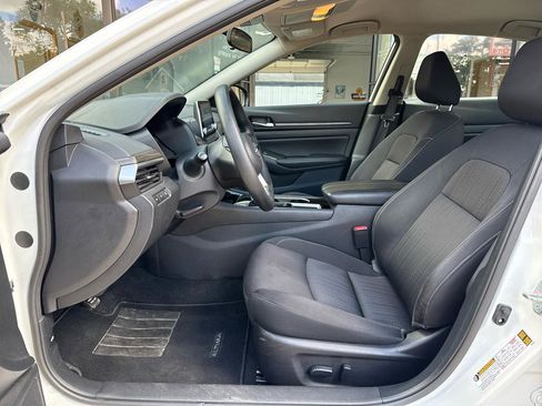 Used 2024 Nissan Altima 2.5 SV FWD image 8