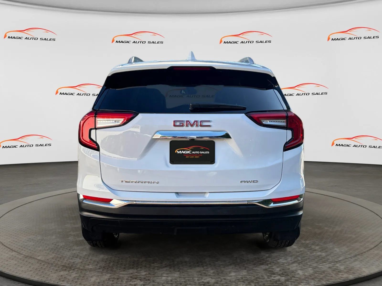 Used 2022 GMC Terrain SLT w/ LPO, Floor Liner Package AWD/4WD image 9