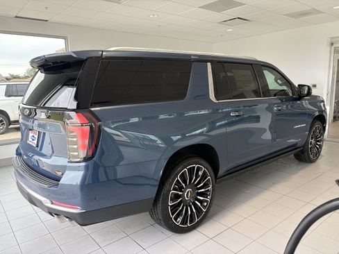 New 2026 Chevrolet Suburban High Country AWD/4WD image 9