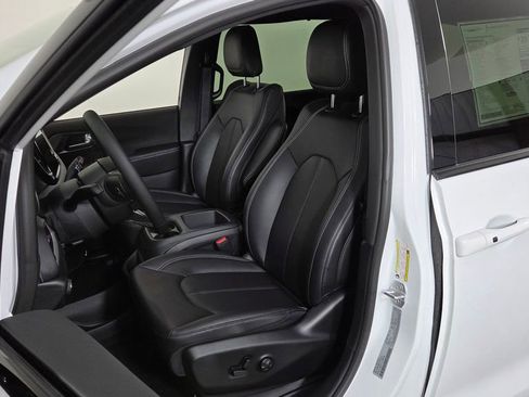 New 2026 Chrysler Pacifica Select image 15