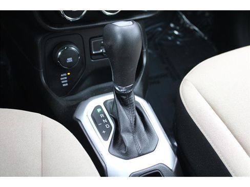 Used 2017 Jeep Renegade Latitude image 26