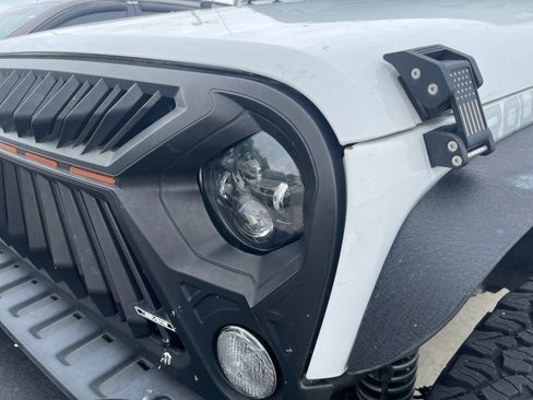 Used 2016 Jeep Wrangler Unlimited Sahara w/ Dual Top Group AWD/4WD image 9