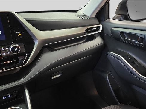 Used 2023 Toyota Highlander L image 21