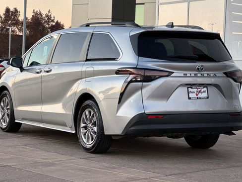 Certified 2023 Toyota Sienna XLE image 7
