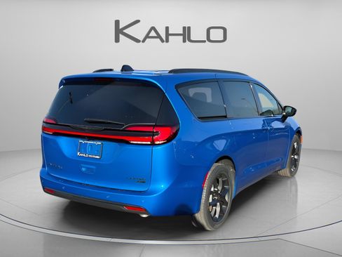 New 2026 Chrysler Pacifica Limited w/ S Appearance Package image 4