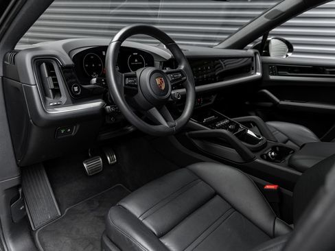 Certified 2025 Porsche Cayenne S AWD/4WD image 4