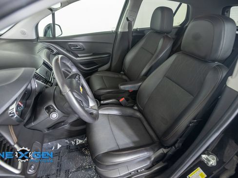 Used 2022 Chevrolet Trax LT w/ Midnight Edition AWD/4WD image 23