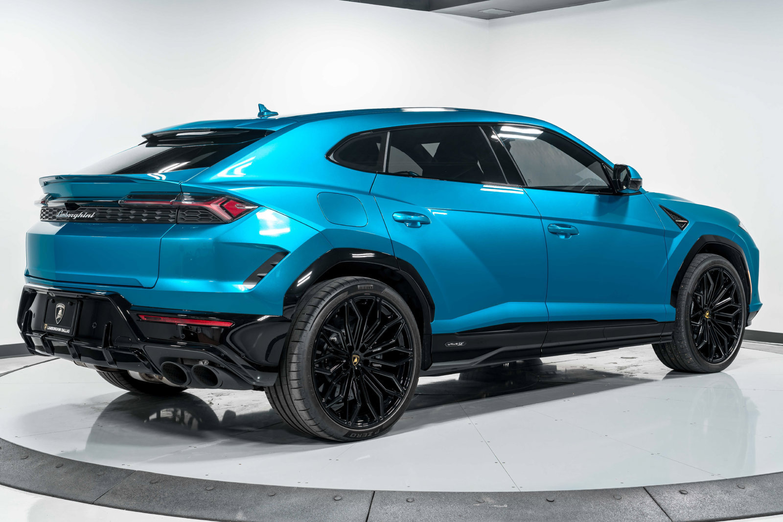 Used 2025 Lamborghini Urus SE AWD/4WD image 3