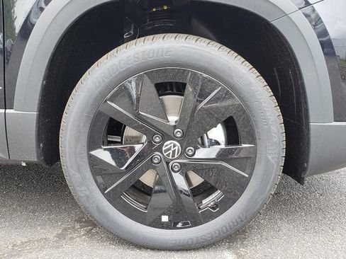 New 2026 Volkswagen Taos SE FWD image 12