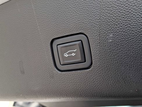 Used 2023 Chevrolet Traverse Premier AWD/4WD image 36